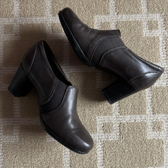 Clarks Brown Leather Slip-On Block Heel Booties Elastic Comfort Shoes Size 6 - Picture 4 of 12